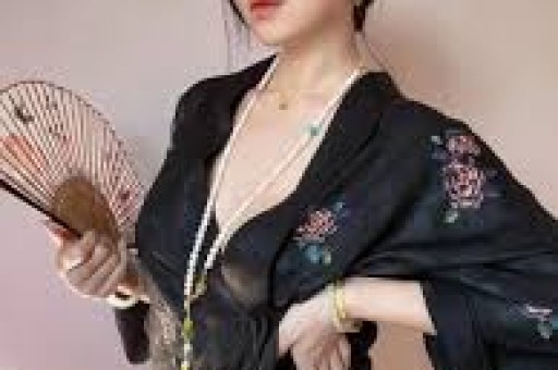 网红作家杨本芬承认抄袭并致歉快评：同样是抄袭为什么郭敬明被骂到退圈杨本芬却被原谅？
